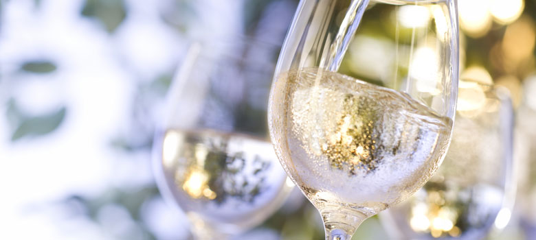 A glass of white wine deals calories